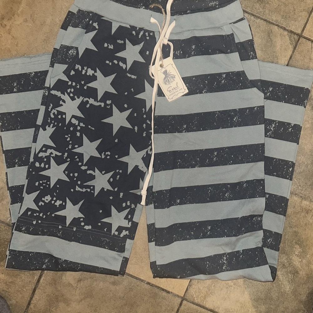 Easel women’s patriotic pants size small, brand new!
